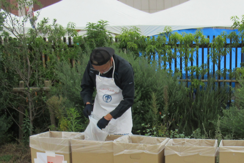 川崎市民まつりでの京浜化工メンバーによる清掃・廃棄物収集の様子