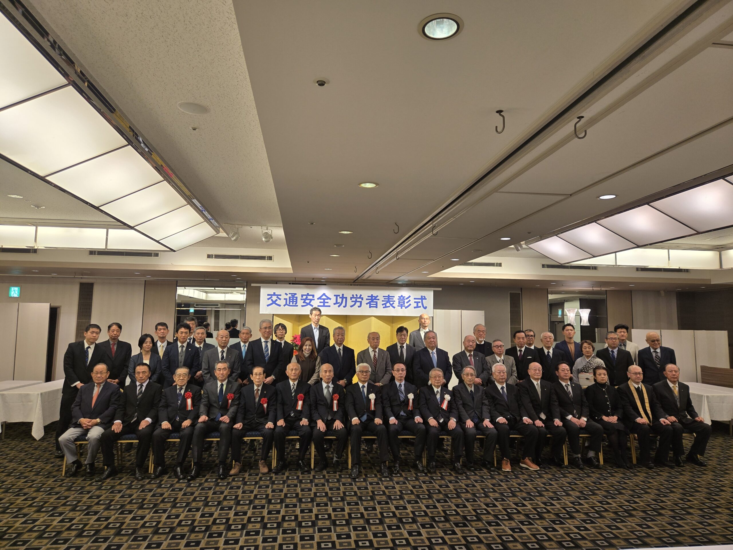 代表取締役社長が賞状を受け取る様子